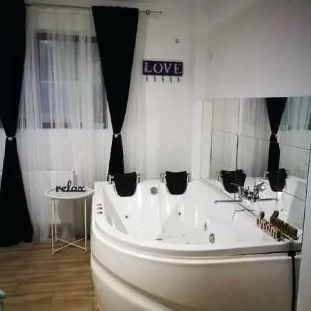 Iasi Jacuzzi Apartment F Exterior photo